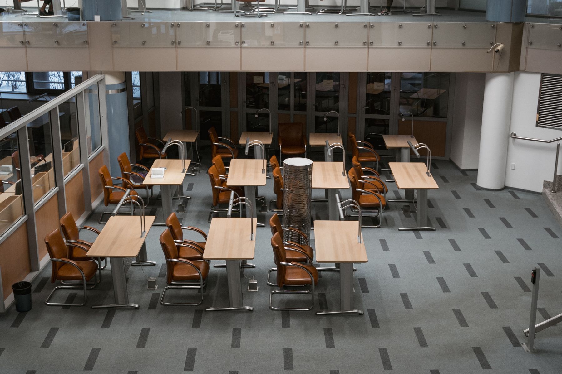 Espaço de trabalho luminoso com mesas organizadas